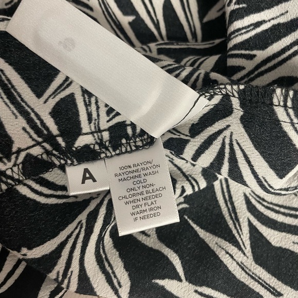 LOFT Black and White Leaf Print Kimono size medium - Picture 9 of 9